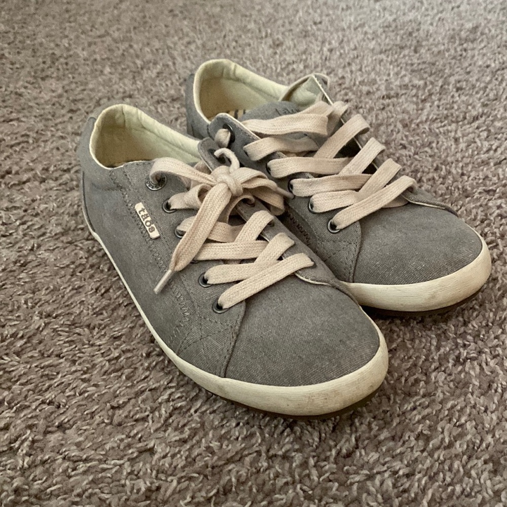 Taos Star size 9 Gray Shoes